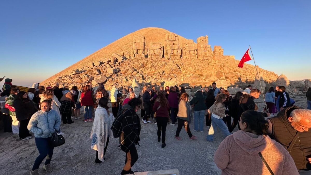 Nemrut'ta tilki yavrusu turistlerle birlikte gün doğumunu izledi