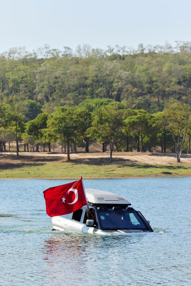 BYD suda yüzen ve zıplayan araçları İstanbul'da sergiledi