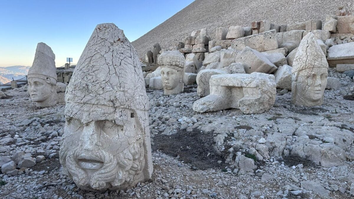Nemrut'ta tilki yavrusu turistlerle birlikte gün doğumunu izledi