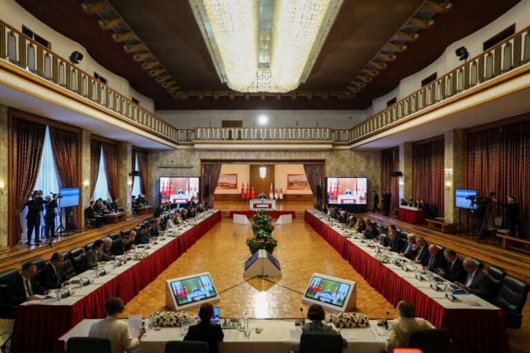 Meclis'te komisyon toplantısı: Akademisyenler dinlendi