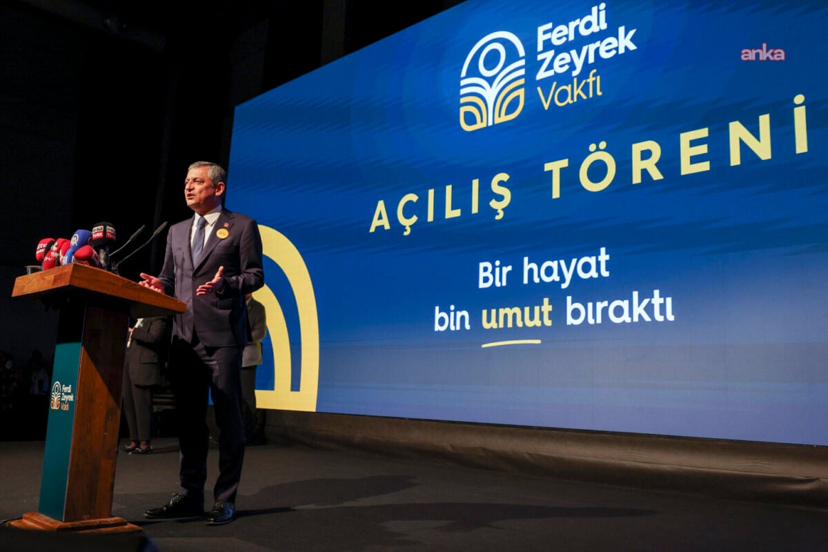 Özgür Özel Ferdi Zeyrek Vakfı'nın açılışında konuştu
