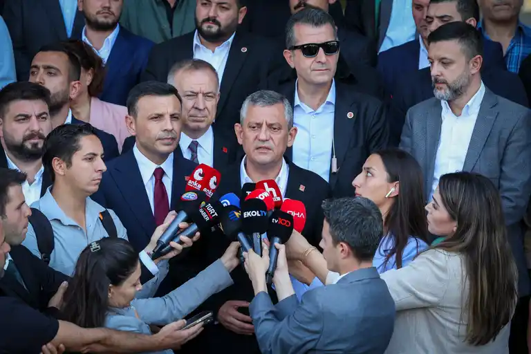Özel'den Erdoğan'a çağrı: "Trump'a ayarı ver, dönüşünde karşılayacağım, elini sıkacağım"