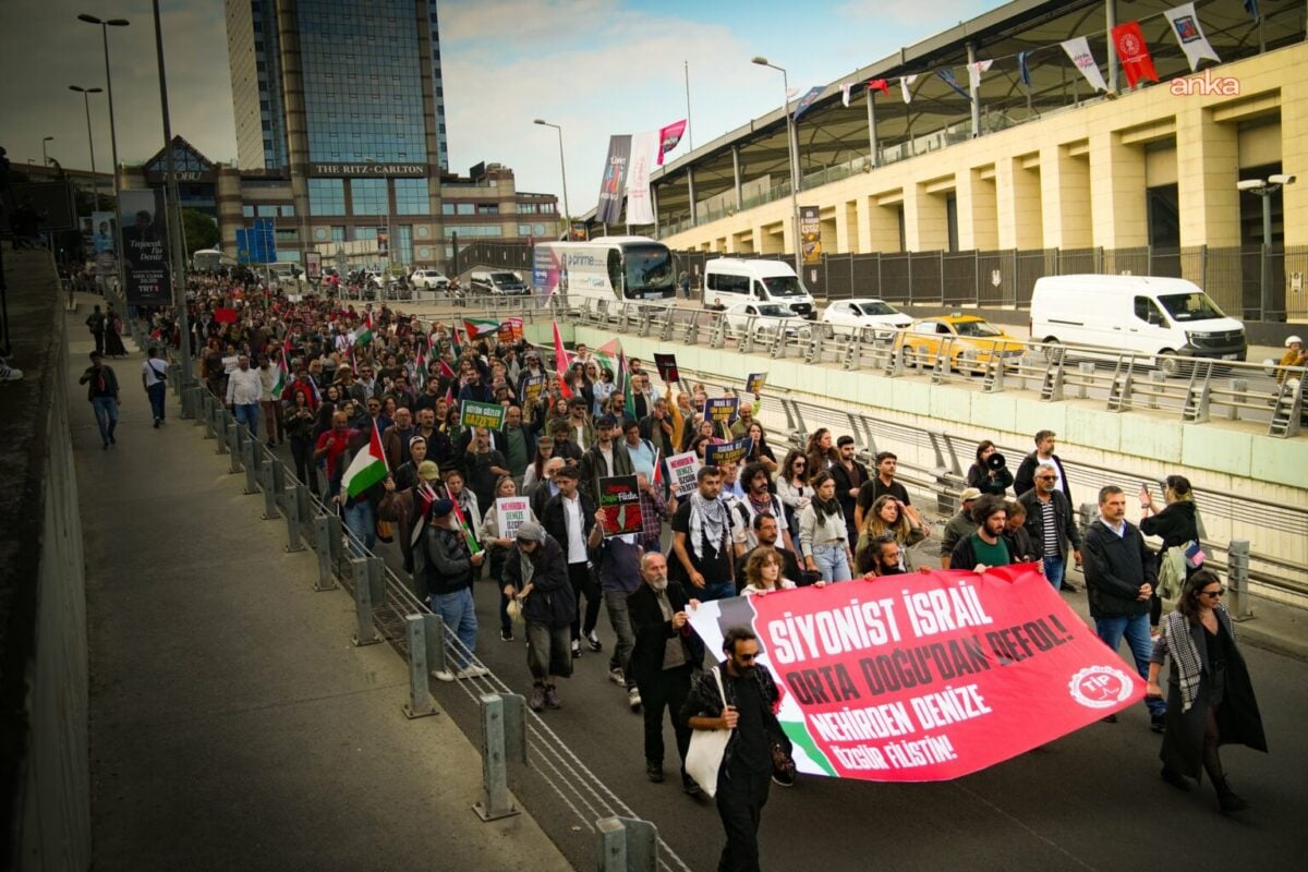 Binlerce kişi İsrail'e tam ambargo talebiyle Taksim'den Dolmabahçe'ye yürüdü