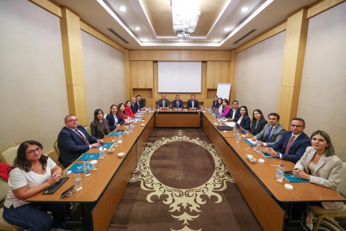 Özgür Özel ve gazeteciler