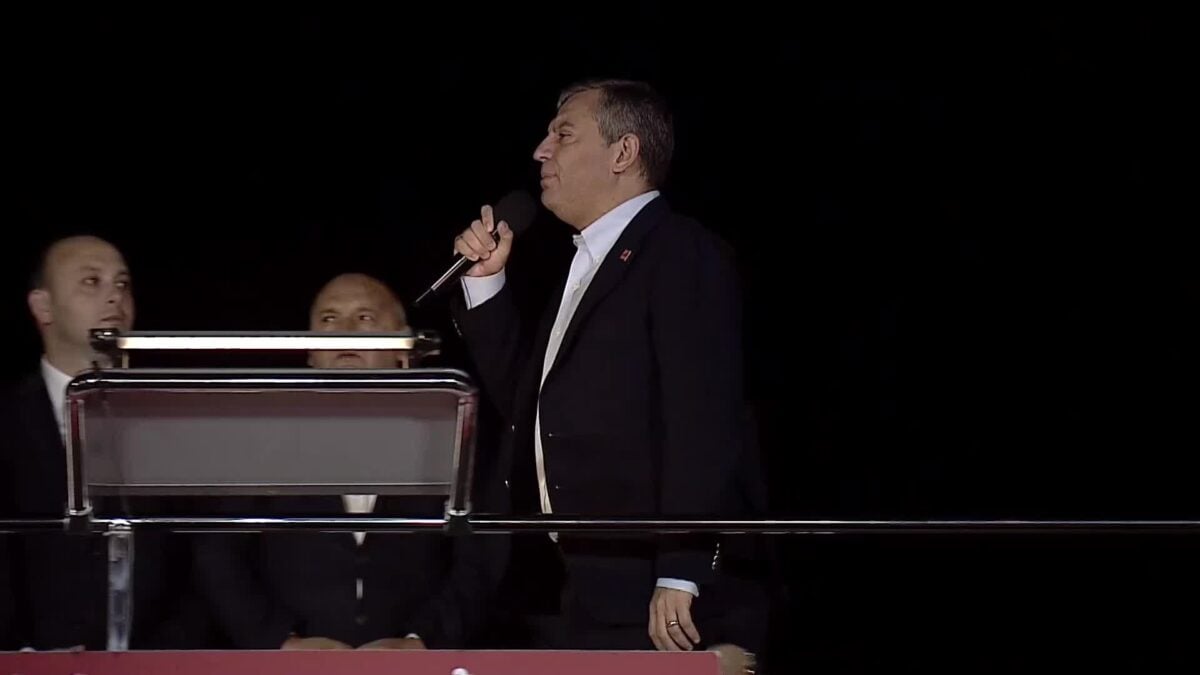 CHP’nin Küçükçekmece mitingi | Özgür Özel: "Meşruiyeti okyanus ötesinde ararsan perişan olursun"