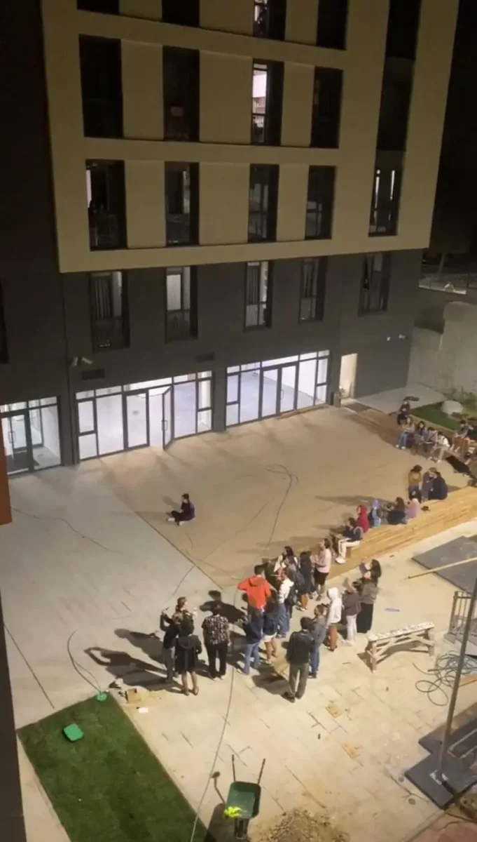 Boğaziçi Üniversitesi yurtlarda ücretli çamaşır yıkama sistemine geçti, öğrenciler kıyafetlerini leğende yıkayarak protesto etti