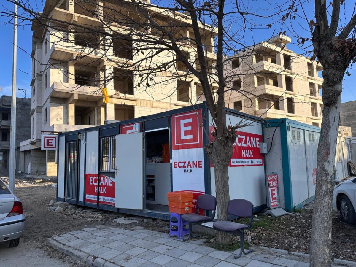 Adıyaman'da eczaneler konteynerlerde hizmet veriyor: Kentte ilaç krizi derinleşiyor