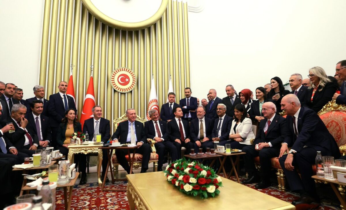 Meclis CHP’siz açıldı, Erdoğan muhalefetle sohbetlerde buluştu