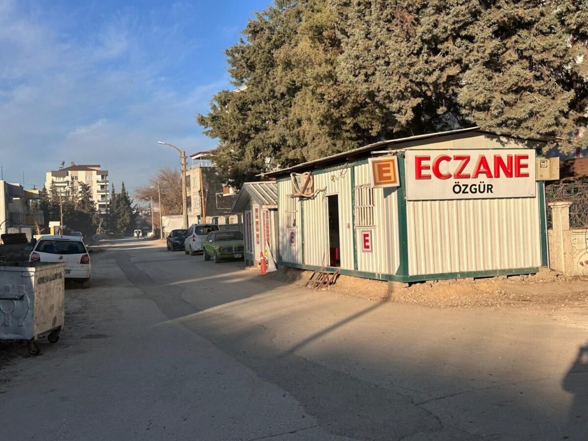 Adıyaman'da eczaneler konteynerlerde hizmet veriyor: Kentte ilaç krizi derinleşiyor