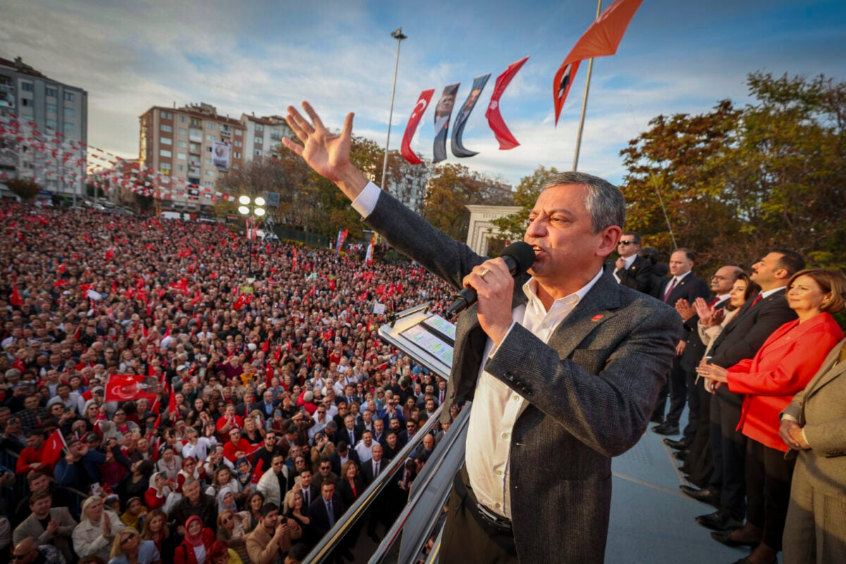 Özgür Özel Eskişehir’de: “Hain arayacaksan Zekeriya Öz’ün altına zırhlı araç çeken Erdoğan’da ara”