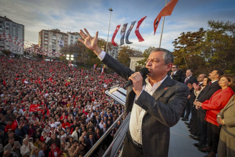 Özgür Özel Eskişehir’de: “Hain arayacaksan Zekeriya Öz’ün altına zırhlı araç çeken Erdoğan’da ara”