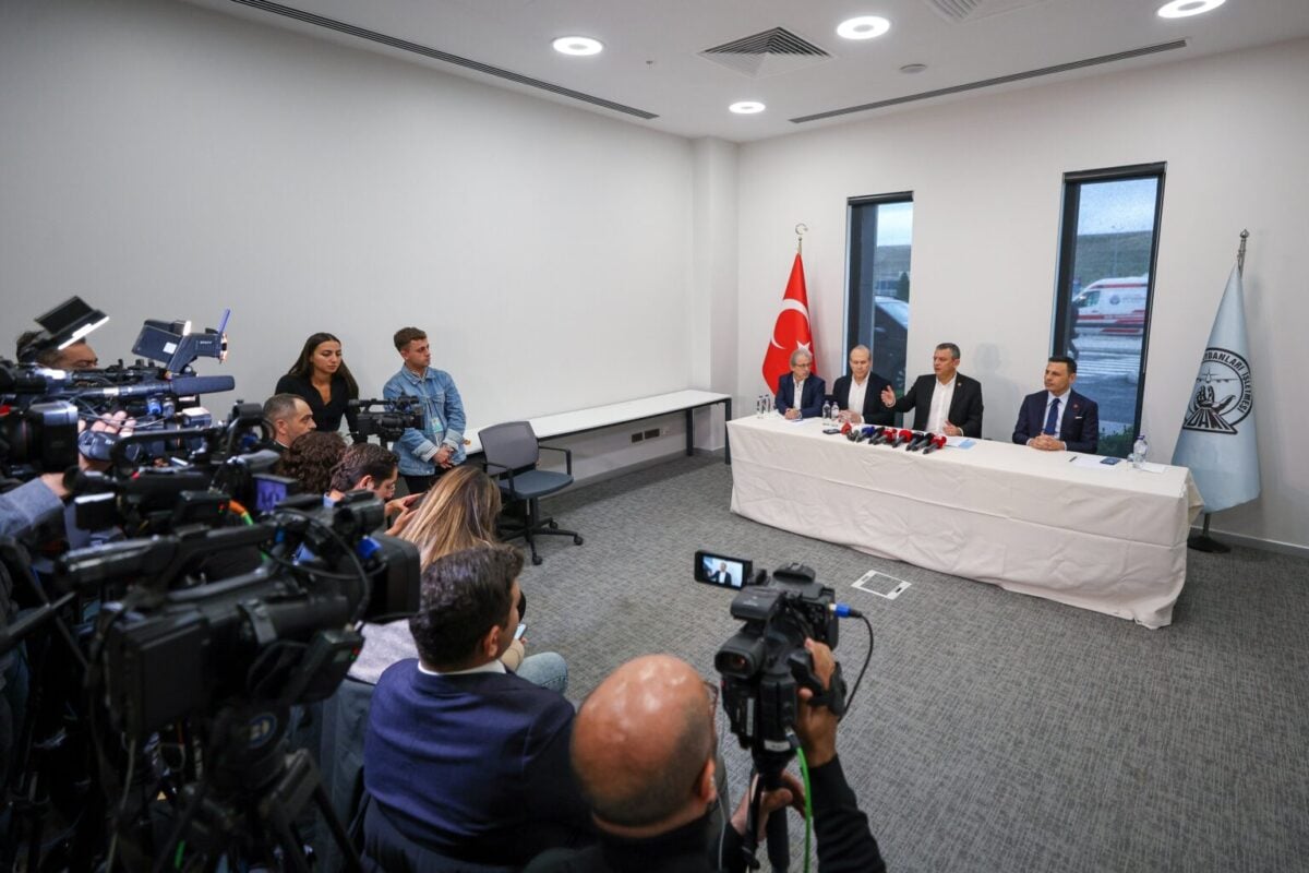 Özgür Özel sanatçıları savundu: "Torba var, torbacı yok"