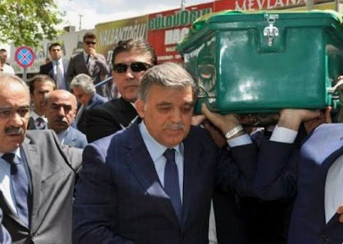 Abdullah Gül, dünürü Abdullah Sarımermer'in tabutunu taşıyor.