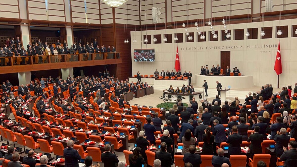 Meclis CHP’siz açıldı, Erdoğan muhalefetle sohbetlerde buluştu