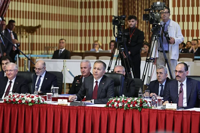Murat Emir ile söyleşi: "En çok iktidar komisyondan çıkmamızı istiyor"