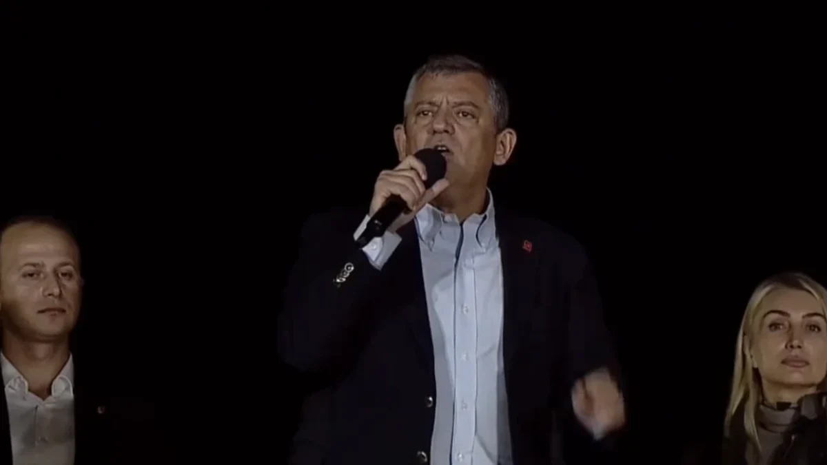 CHP’nin Küçükçekmece mitingi | Özgür Özel: "Meşruiyeti okyanus ötesinde ararsan perişan olursun"