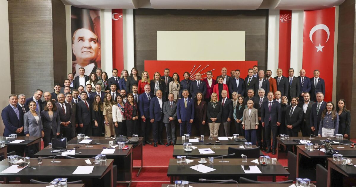 Doğancan Özsel & Armağan Öztürk yazdı: Özgür Özel’in gölge oyunu