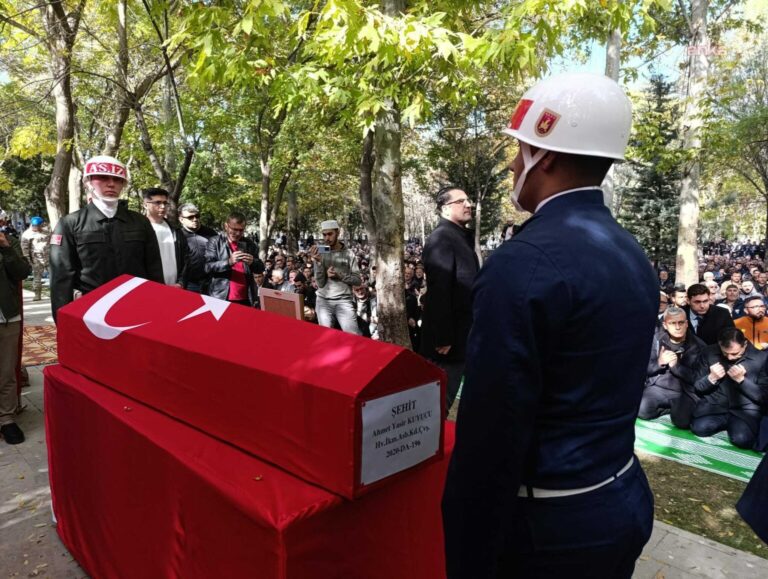 Şehit askerler memleketlerinde toprağa verildi