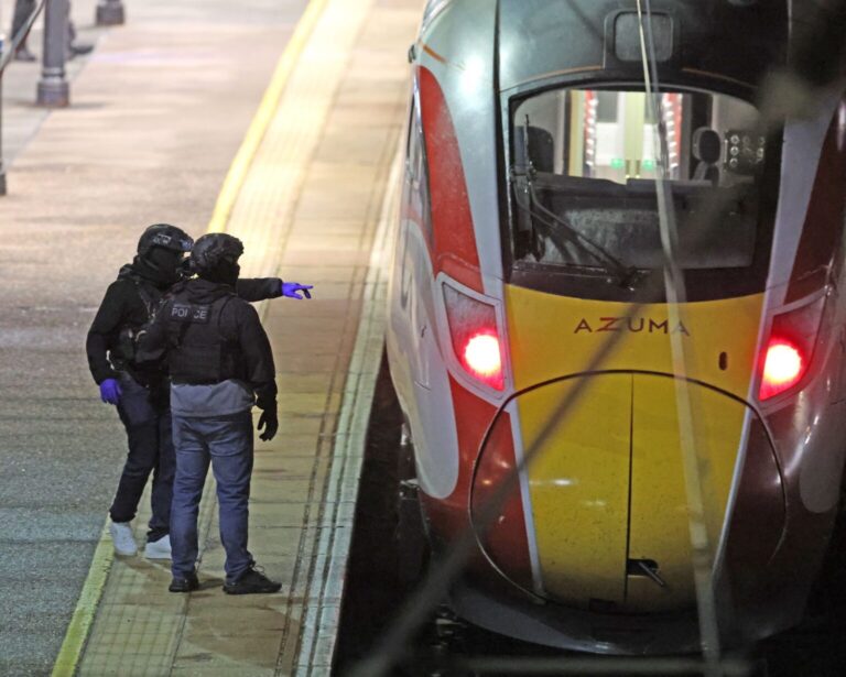 Londra treni bıçaklı saldırı