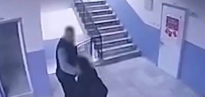 Otizmli öğrenciyi merdivenden itti