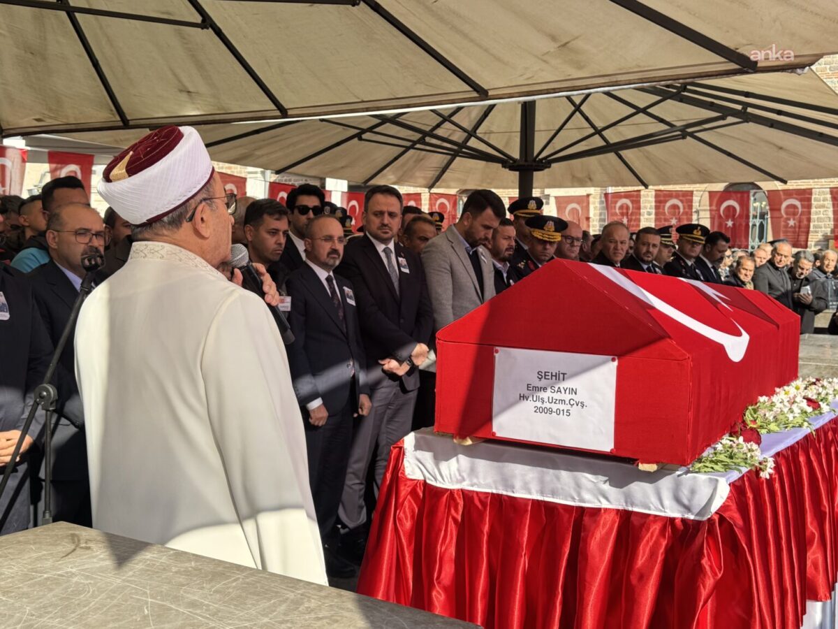 Şehit askerler memleketlerinde toprağa verildi