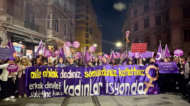 kadınlar sokağa çıktı