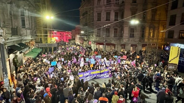 kadınlar sokağa çıktı