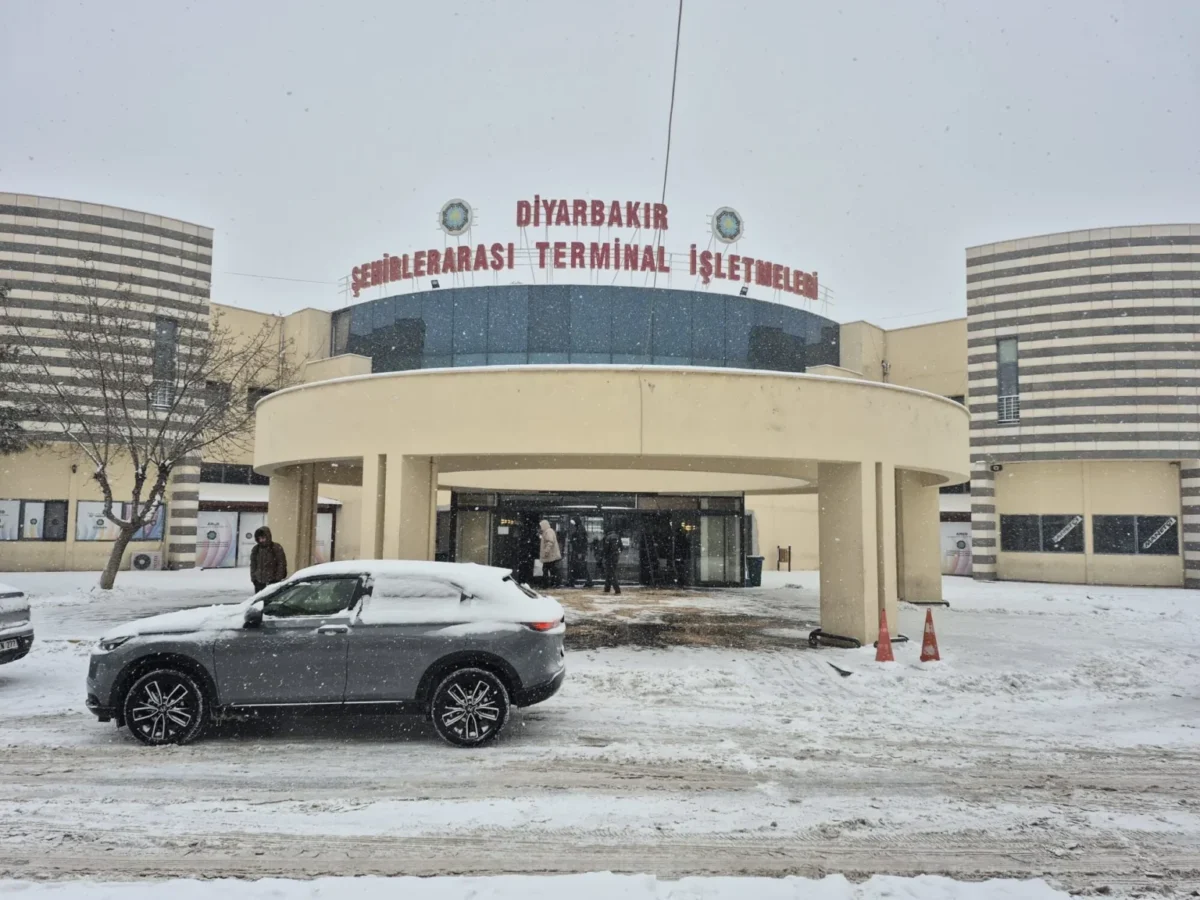 Diyarbakır Otogarı'nda yolcular soğukta bekliyor