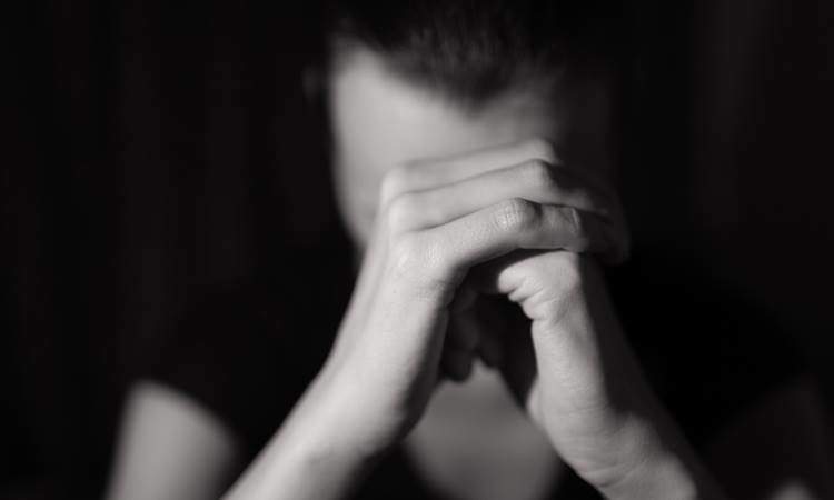 Cevat Düşün yazdı - Sıfat (unvan) fetişizmi: İnsanın kendisinden kaçışı üzerine (Görsel: Gemini)