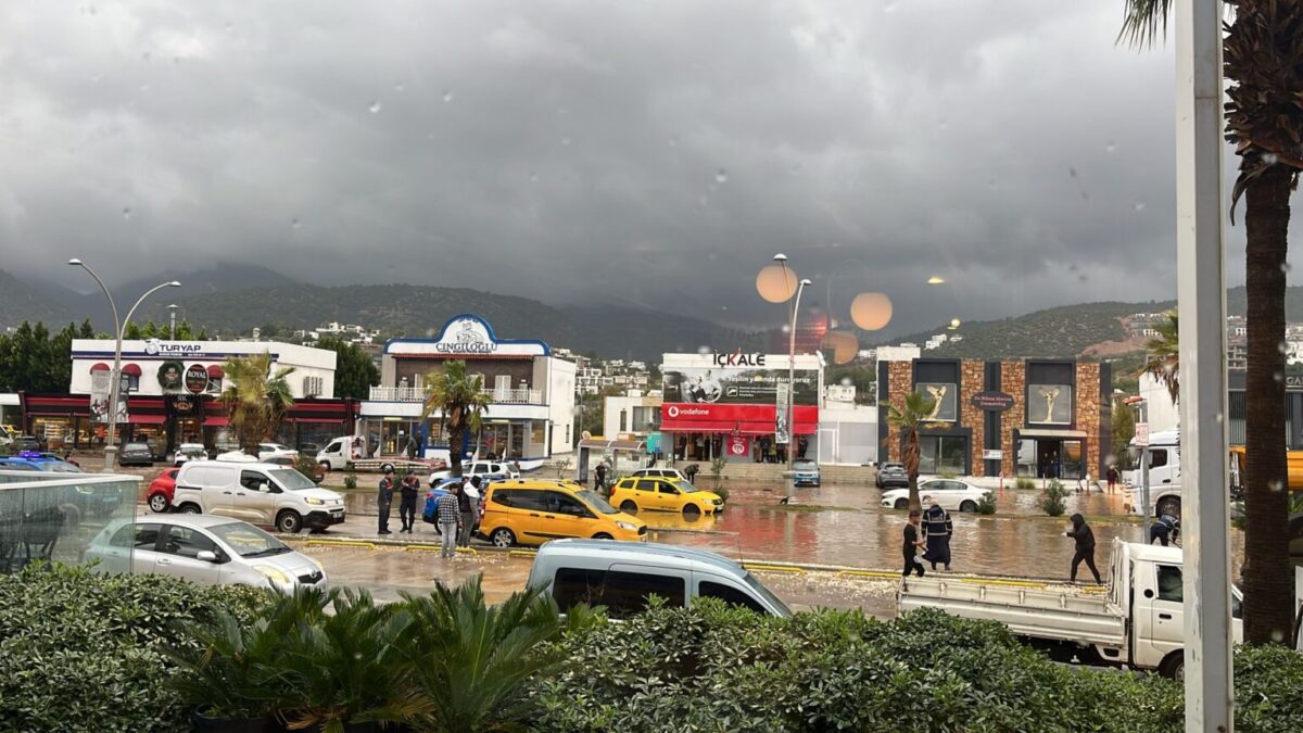 Bodrum’da sel ve fırtına: Tekneler karaya oturdu, denizin rengi değişti