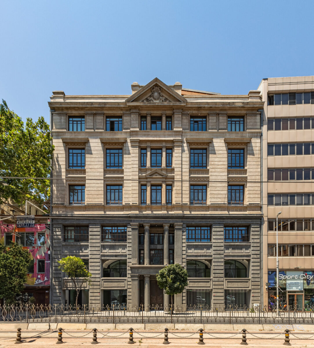 Üç Ayaklı Kedi: Dengesini arayan bir bienal