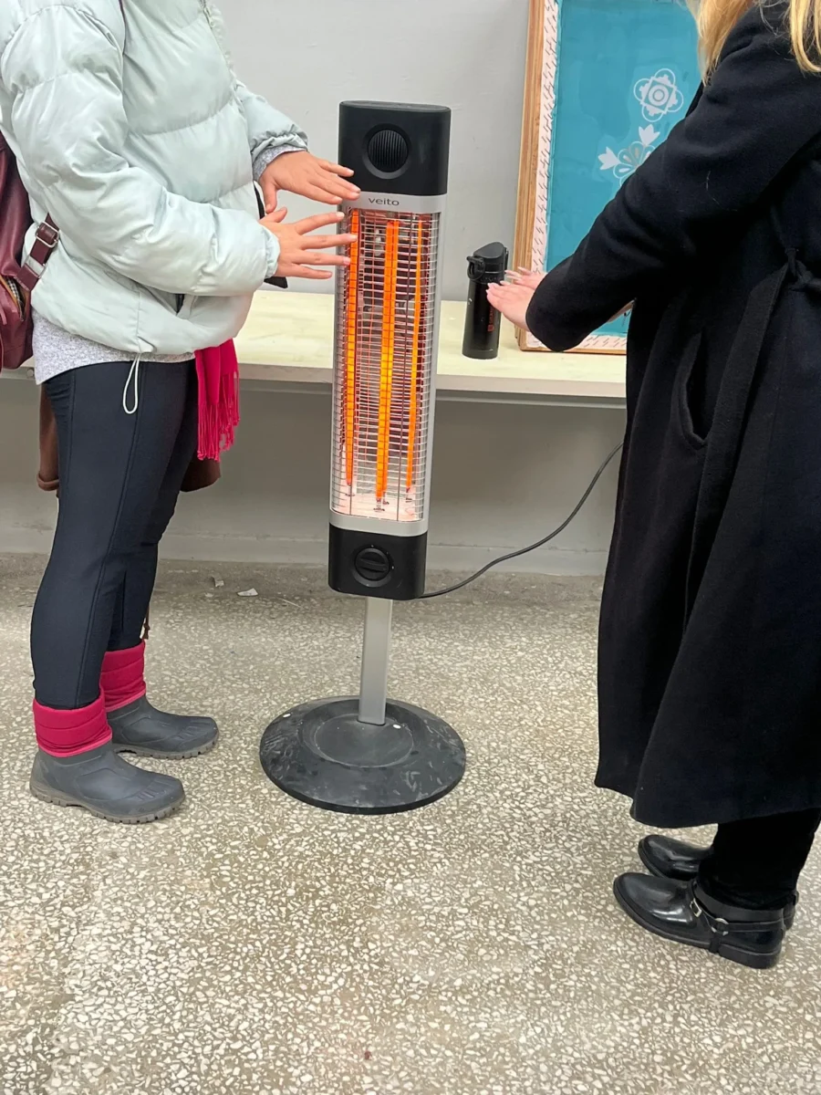 Marmara Üniversitesi öğrencileri soğukta ders yapıyor