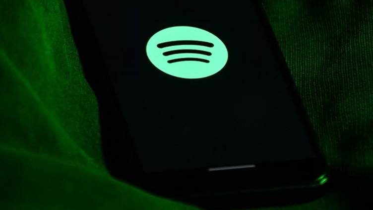 Sahte yapay zekâ sanatçılar, yaratıcılığın ölümü mü? - Nilay Kamu