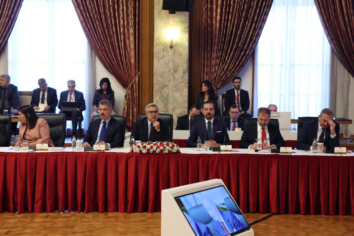 komisyonda akp sıraları AKP'nin komisyona sunduğu raporda