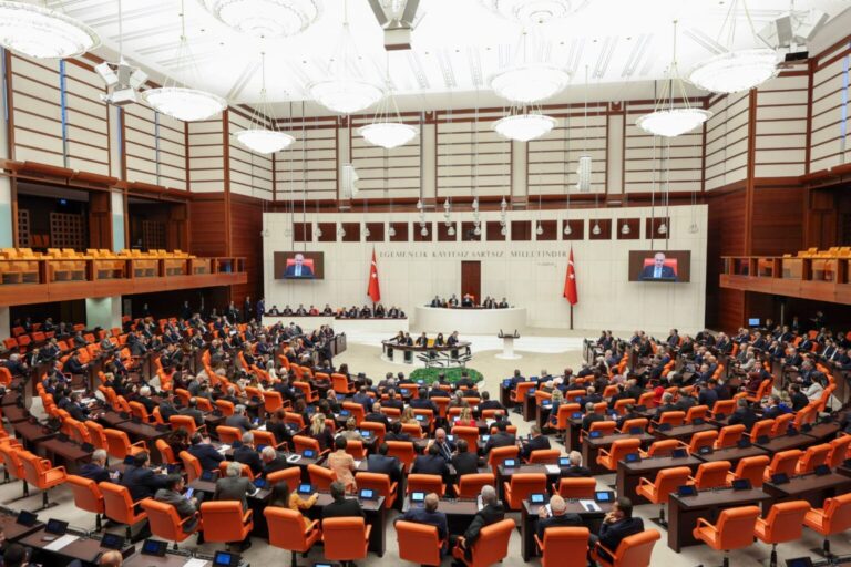 "TBMM'de iç huzuru bozan" vekillere para cezası ve Meclis'e giriş yasağı gündemde