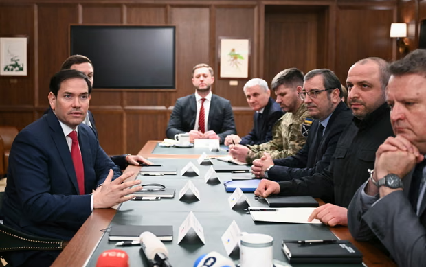 Macron ve Zelenskiy Paris'teki görüşmede barış planını değerlendirdi