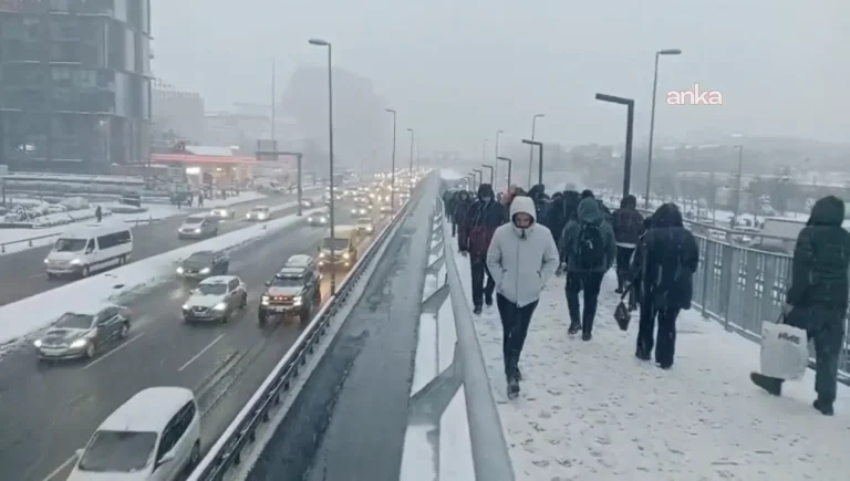 İstanbul'da kar yağışı etkisini sürdürüyor