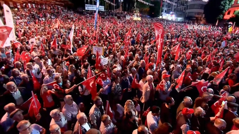 CHP'nin "Millet İradesine Sahip Çıkıyor" mitinglerinin 85.'si Bağcılar'da