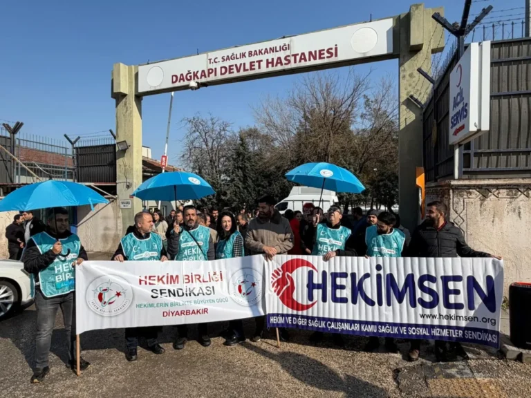 Diyarbakır Dağkapı'da hastane doktorlarının ilçelere gönderilmesi protesto edildi