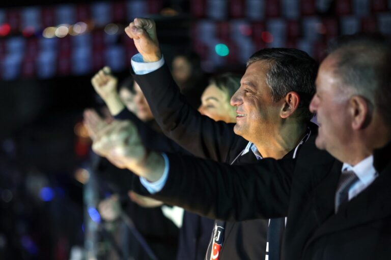 Özgür Özel, AKP'yi reklam panoları üzerinden algı üretmeye çalışmakla suçladı