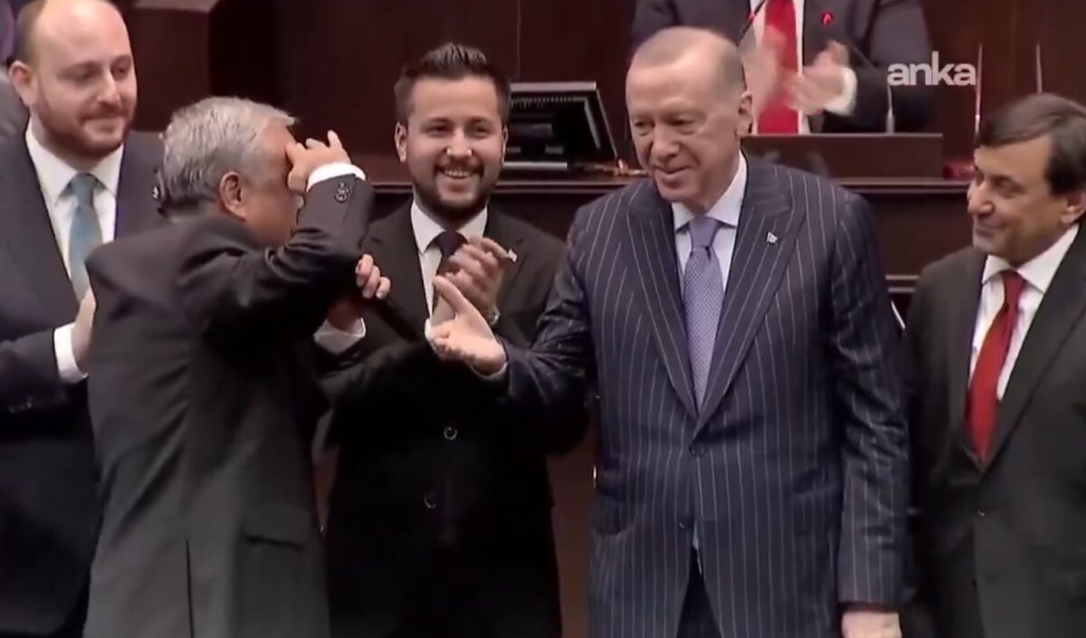 Erdoğan, CHP oylarıyla seçilen üç vekile rozet taktı