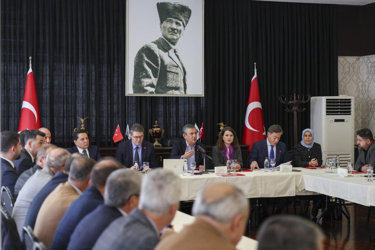 CHP'nin çözüm süreci toplantısı: Özgür Özel'in "müstakil siyaset" vurgusu, diğer partilerden konuşmacılarla "Barış Konferansı"