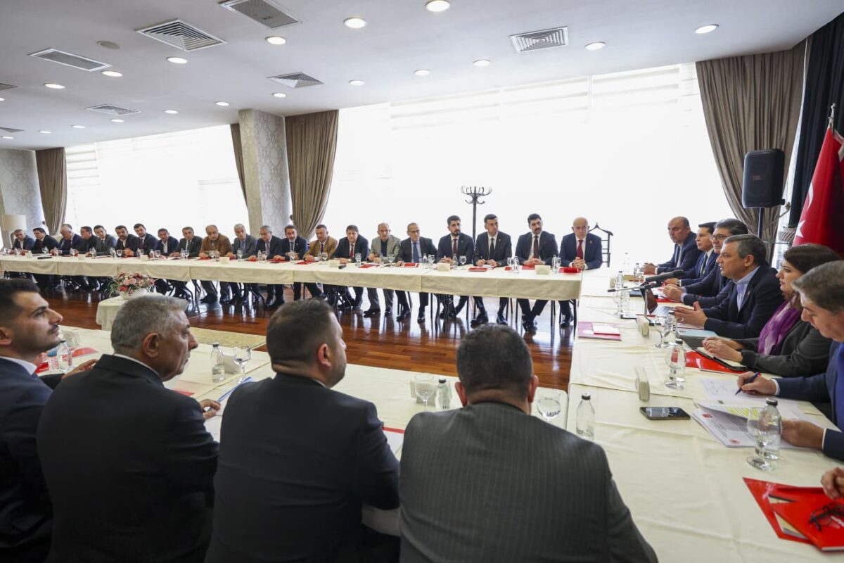 CHP'nin çözüm süreci toplantısı: Özgür Özel'in "müstakil siyaset" vurgusu, diğer partilerden konuşmacılarla "Barış Konferansı"