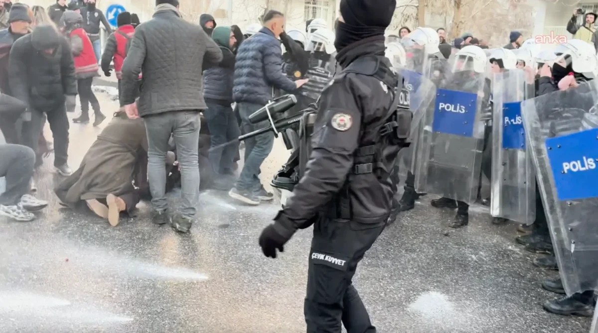 Diyarbakır’da Suriye protestosuna polisten biber gazlı müdahale