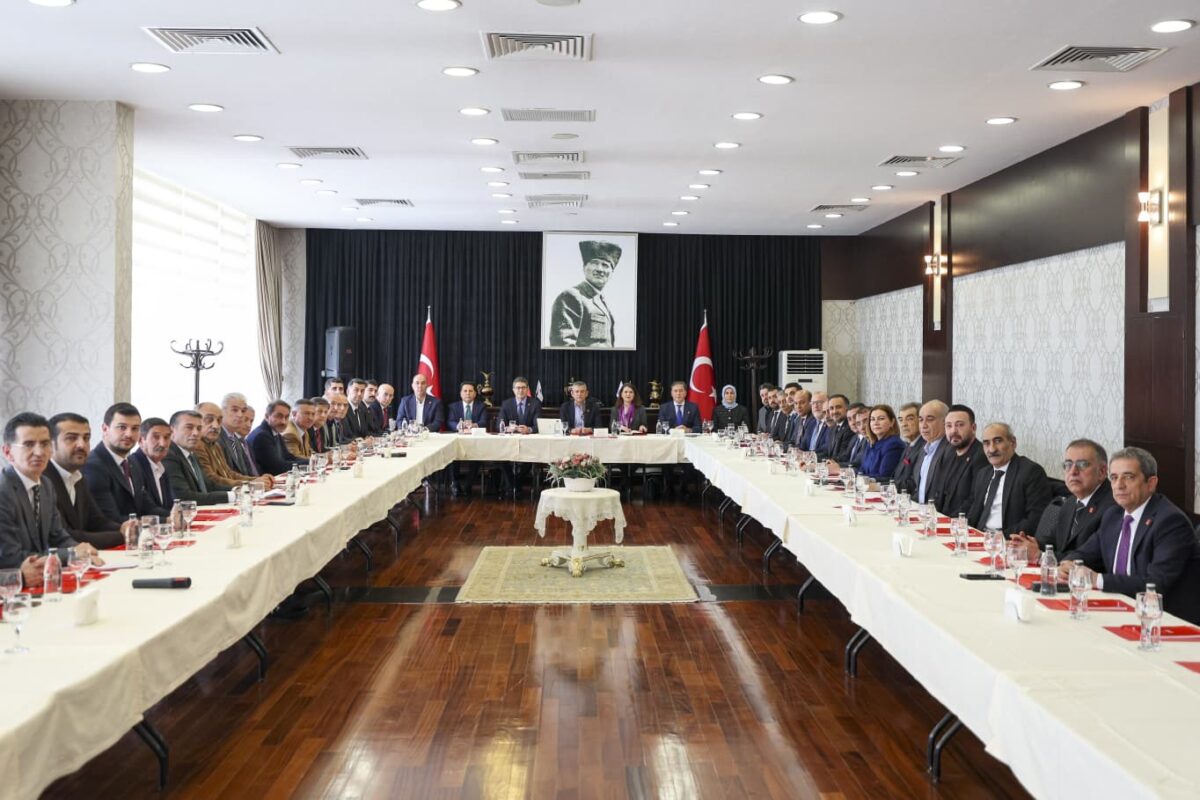 CHP'nin çözüm süreci toplantısı: Özgür Özel'in "müstakil siyaset" vurgusu, diğer partilerden konuşmacılarla "Barış Konferansı"