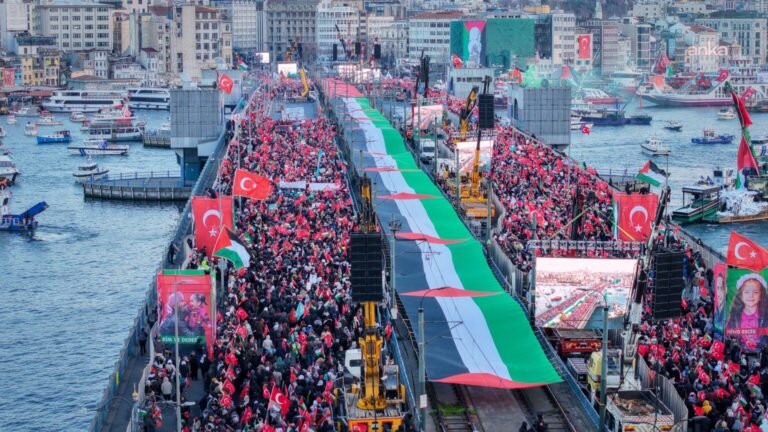 Galata Köprüsü'nde Filistin'e destek yürüyüşü
