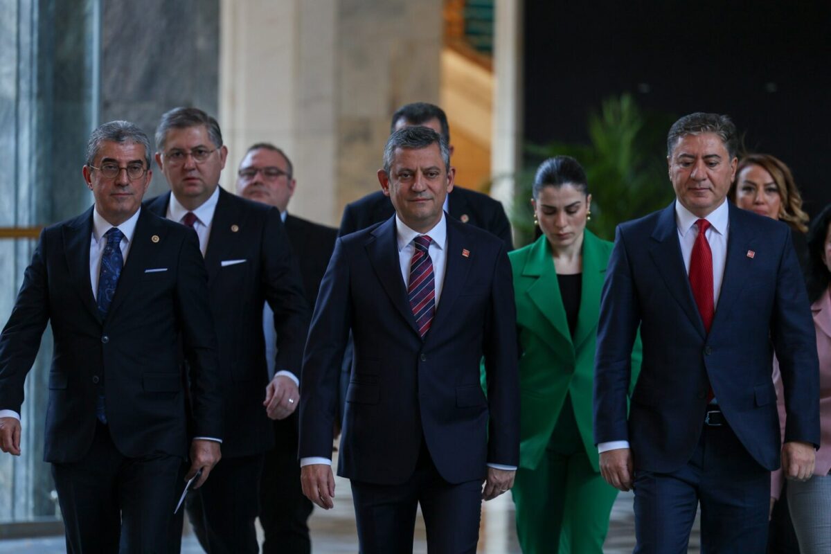 Özel’den iktidar seçmenine çağrı: “Kavgayı bitirmenin zamanı”