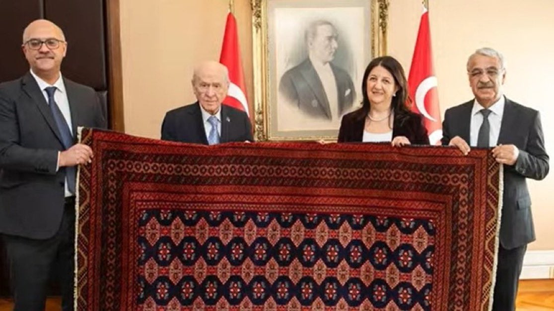 Abdullah Öcalan Devlet Bahçeli'ye kilim hediye etti