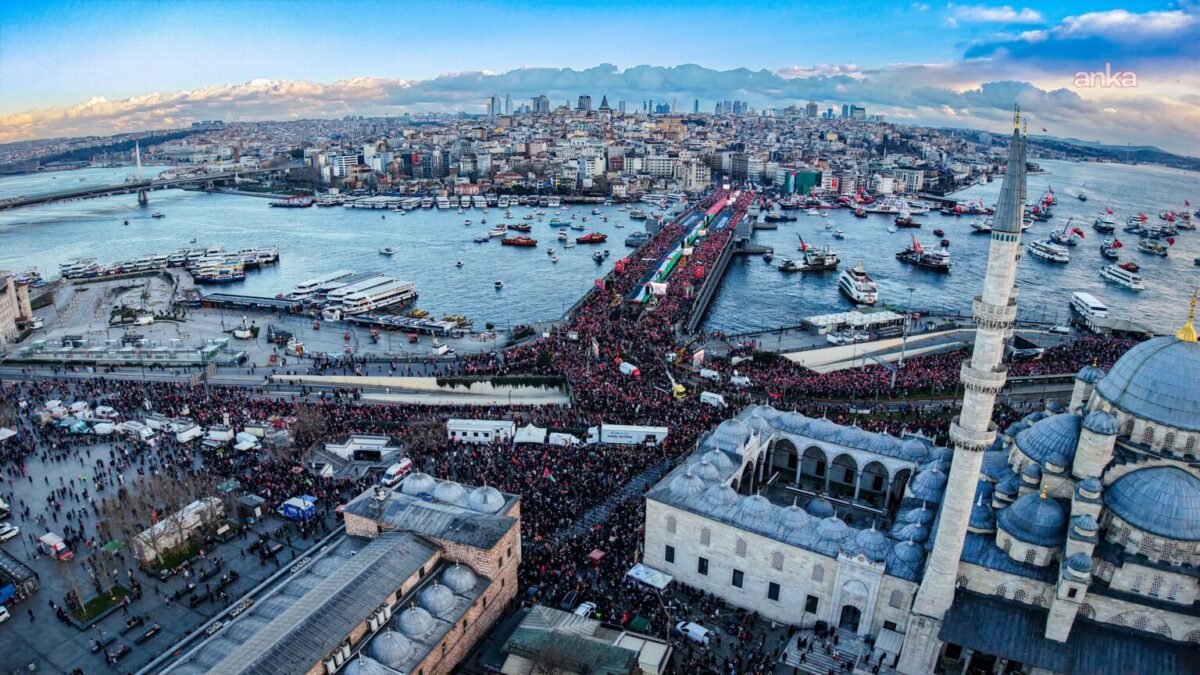 Galata Köprüsü'nde Filistin'e destek yürüyüşü