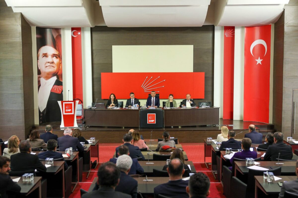 CHP’den transferlere tepki: “AKP sokakta kaybettiği itibarı, siyaseten bitmiş kişilerde arıyor”